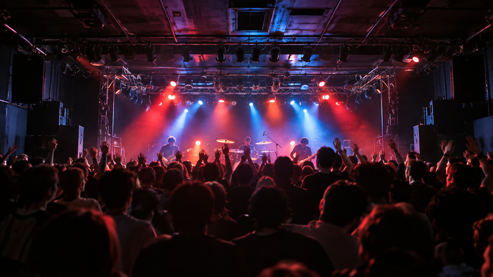 NIIGATA LOTSのライブハウス内でステージを見る観客