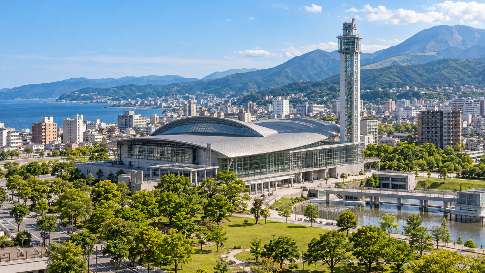 別府ビーコンプラザの建物とタワーを望む景観