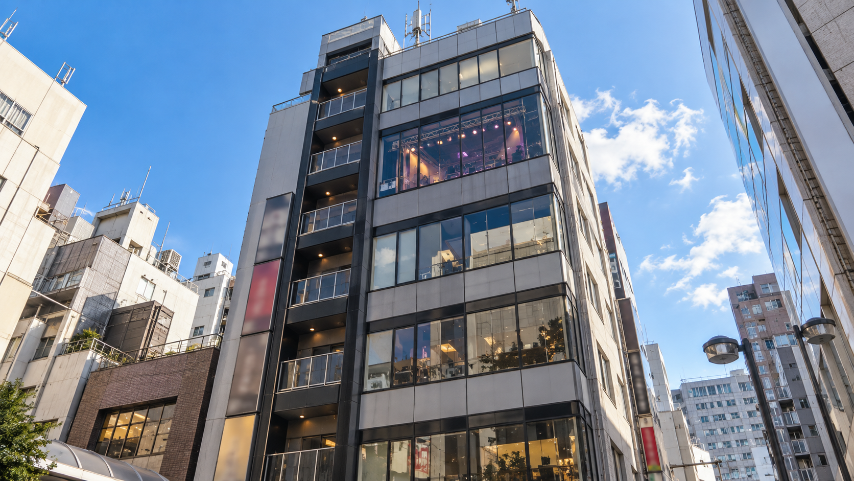 CAPARVO HALLが入るビルの外観